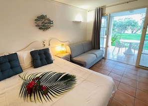 Decoración personalizada, muebles diferentes y cortinas blackout 