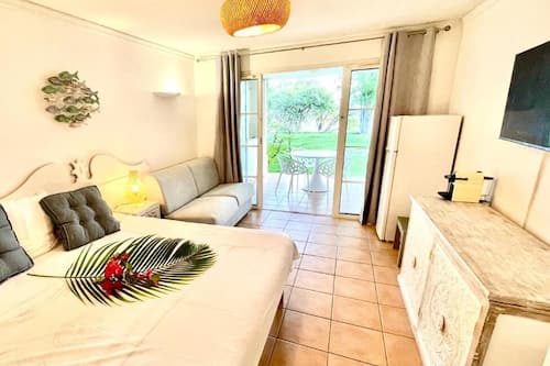 Appartement vue Plage et mer | Living area | 100-cm Smart TV with cable channels, Netflix, pay movies