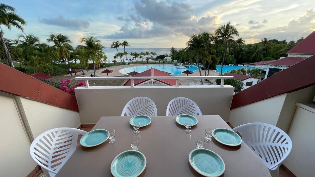 Appartement 2 chambres vue mer et piscine | 露台/庭院