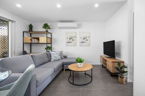 Apartment | Living area - Bright Townhouse Near Maroochydore Beaches (Sunshine Coast)