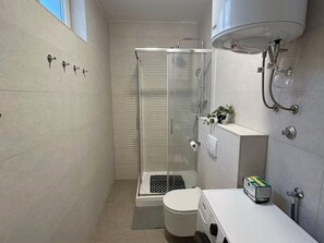 Apartment | Bathroom - Apartment Mariner 2 With Heated Pool (Nin)