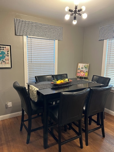 2-bed 2 bath house located 1 mile from TCU Campus, 25 mins to Cowboys stadium