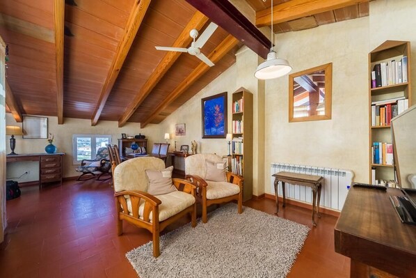 Family Studio Suite, Hill View | Living area - Hostal S Engolidor (Es Migjorn Gran)