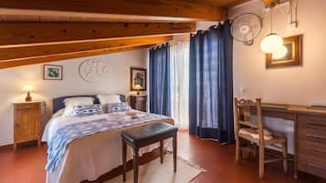 Familie studio suite, uitzicht op heuvels | Een bureau, een laptopwerkplek, beddengoed