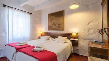 Double or Twin Room | Desk, laptop workspace, bed sheets