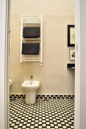 Shower, bidet, towels, soap - Cozy facility in the historic center (Napoli)