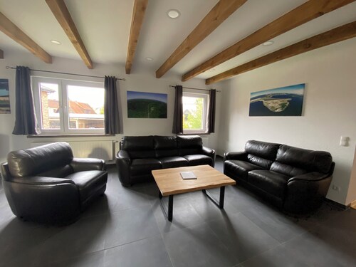 Ferienwohnung im Dachgeschoss in großzügigem Haus mit Hof und Garten
