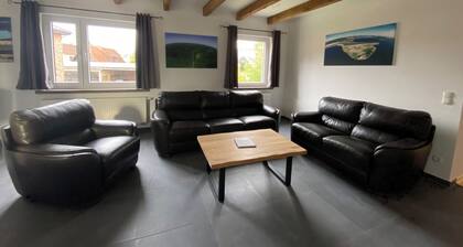 Ferienwohnung im Dachgeschoss in großzügigem Haus mit Hof und Garten