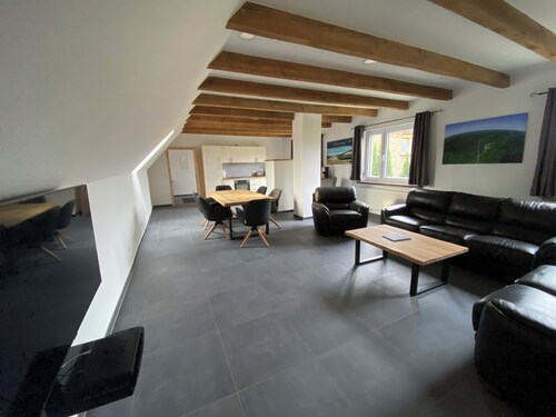 Ferienwohnung im Dachgeschoss in großzügigem Haus mit Hof und Garten