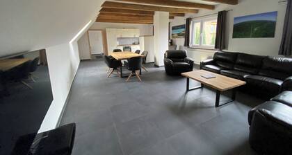 Ferienwohnung im Dachgeschoss in großzügigem Haus mit Hof und Garten