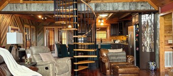 Spacious Log Cabin 2 Kings and Loft Sleeps 9+