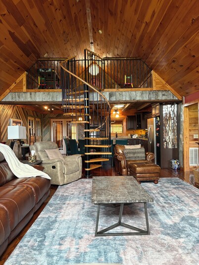 Spacious Log Cabin 2 Kings and Loft Sleeps 9+