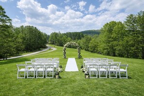 Outdoor banquet area - Harrison's Place! Hilltop Home - Large Event Lawn - Micro Weddings and Reunions (Lake Lure)