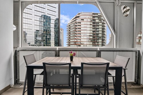 Modern 1 Bed Apartment With City Views