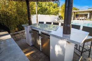 Outdoor dining - Paradise Spaces Resort (St. Augustine)