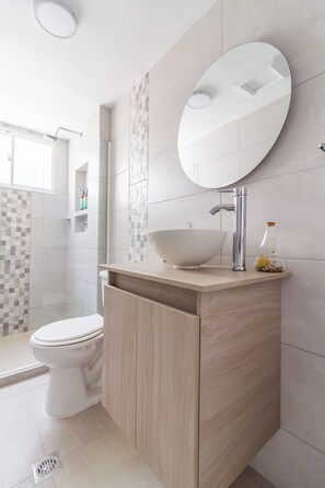 Apartment (801) | Bathroom | Soap, shampoo, toilet paper - Altos del parque By Host Pro (Barranquilla)