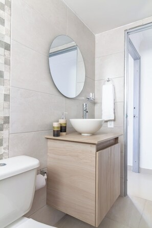 Apartment (801) | Bathroom | Soap, shampoo, toilet paper - Altos del parque By Host Pro (Barranquilla)