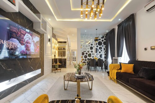 Lekki Eco-Luxe: 3BR Near Canopy Walk & Beaches
