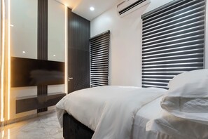 3 bedrooms, desk, iron/ironing board, free WiFi - Lekki Eco-Luxe: 3BR Near Canopy Walk & Beaches (Lagos)