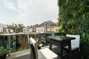Outdoor dining - Lekki Eco-Luxe: 3BR Near Canopy Walk & Beaches (Lagos)