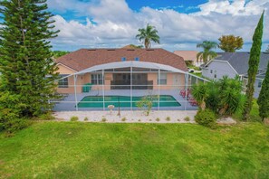 A heated pool - Loma Vista Escape - 4BR Pool Home Near Disney, Golf & Shopping (Davenport)