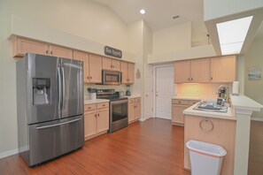 Fridge, microwave, oven, stovetop - Loma Vista Escape - 4BR Pool Home Near Disney, Golf & Shopping (Davenport)