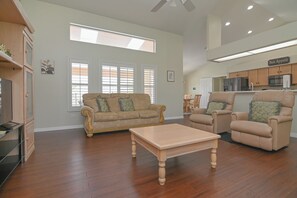 TV - Loma Vista Escape - 4BR Pool Home Near Disney, Golf & Shopping (Davenport)