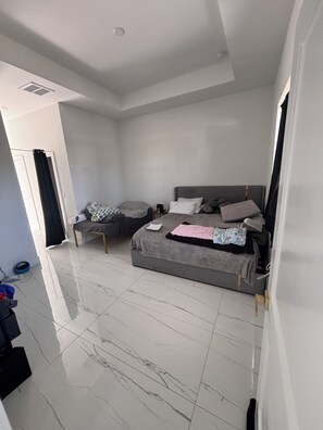 WiFi - Spacious 4-bedroom tranquil escape Lehigh Acres Near the Forum (Lehigh Acres)