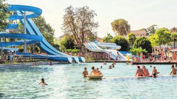 En vattenpark med flera rutschkanor och pooler.