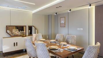 Apartamento ejecutivo, 4 habitaciones, Aire acondicionado, vistas al río | Restauración