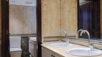 LĂ€genhet Executive - 4 sovrum - luftkonditionering - utsikt mot floden | Badrum