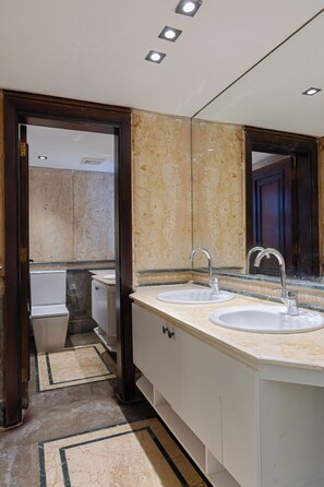 Appartamento Executive, 4 camere da letto, aria condizionata, vista fiume | Bagno