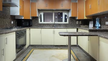 Executive Apartment, 4 Bedrooms, Air conditioning, River View | Private kitchen
