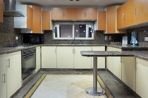 Apartamento ejecutivo, 4 habitaciones, Aire acondicionado, vistas al río | Cocina privada