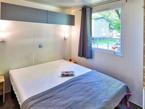 1 bedroom, free WiFi - Cozy mobile home with terrace - 3 guests (Girac)
