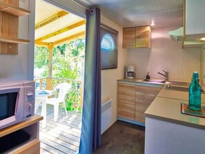 Fridge, microwave, coffee/tea maker - Cozy mobile home with terrace - 3 guests (Girac)