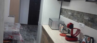 well-equipped kitchen, shops downstairs, train station 5 minutes away