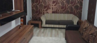 well-equipped kitchen, shops downstairs, train station 5 minutes away