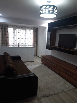 Living area - well-equipped kitchen, shops downstairs, train station 5 minutes away (Craiova)