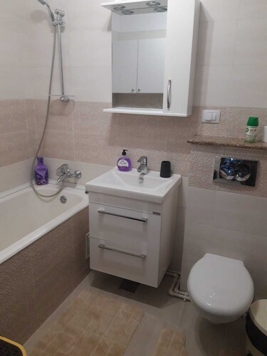 well-equipped kitchen, shops downstairs, train station 5 minutes away