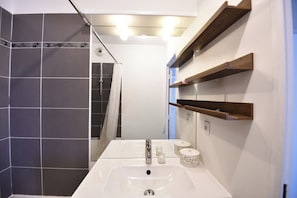 Hair dryer, towels - Le Bénédit - Appart 1 ch avec terrasse à Longchamp (Marseille)