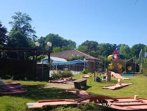 Une aire de jeux avec des toboggans et une structure d’escalade.
