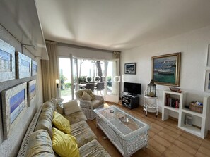 TV - Apartment beachfront, 1st line - ? guests (Platja d'Aro)