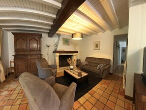 TV, fireplace, ping pong - House with private pool, parking - 10 guests (Vanxains)