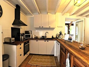 Fridge, microwave, dishwasher, coffee/tea maker - House with private pool, parking - 10 guests (Vanxains)