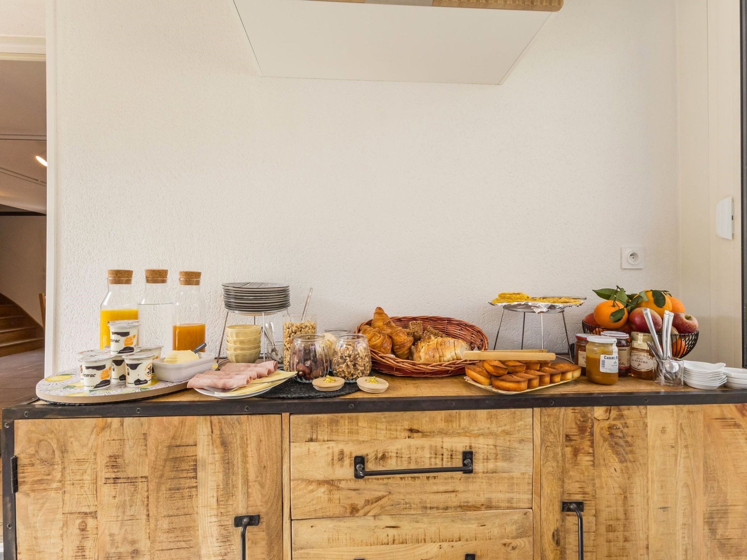 Een ontbijtbuffet met diverse gerechten en toevoegingen.