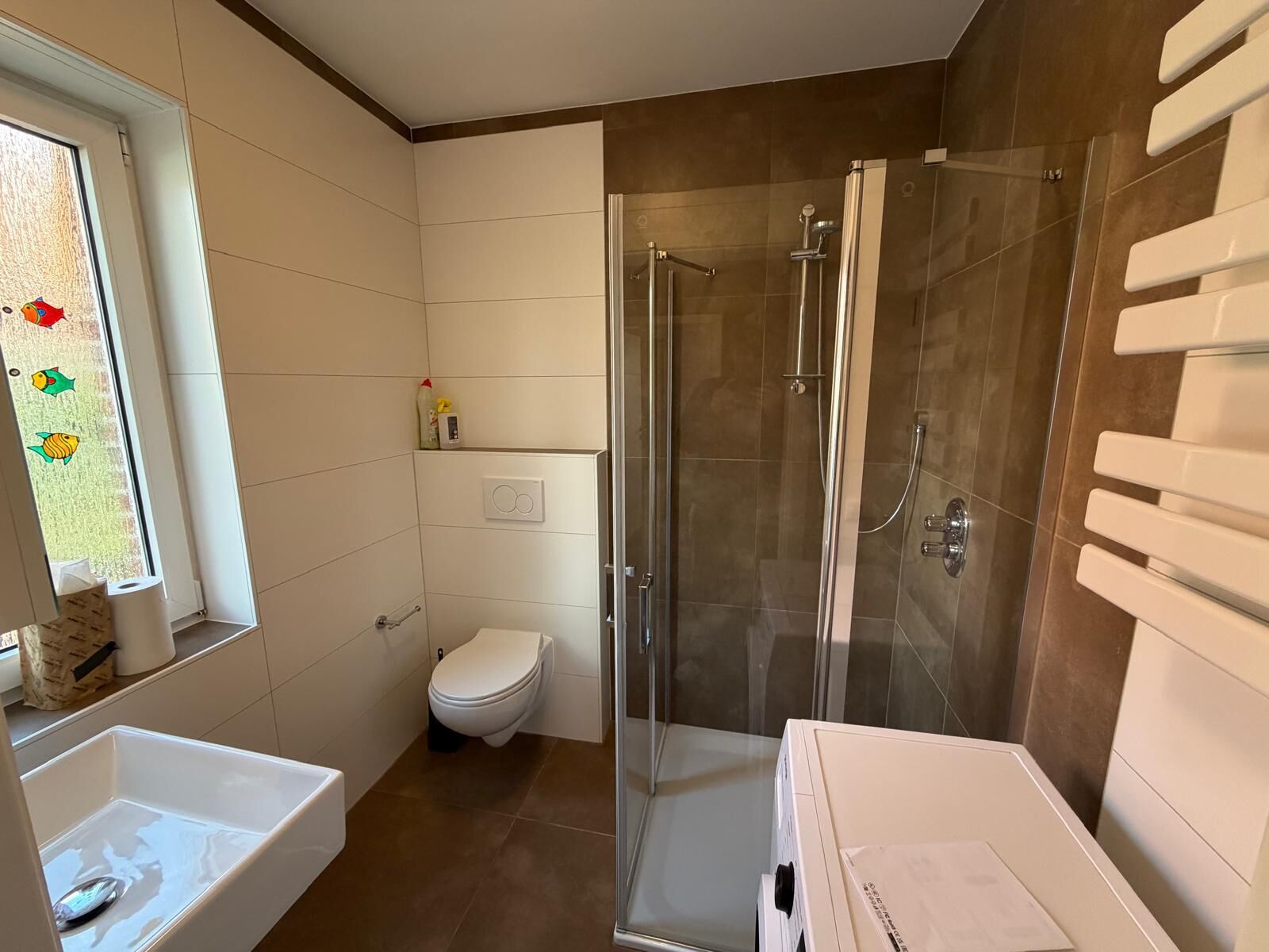 Een douche, een haardroger, zeep, toiletpapier