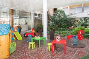 Apartment | Children’s area - Apartamento en Calafell Cerca de la Playa (Calafell)