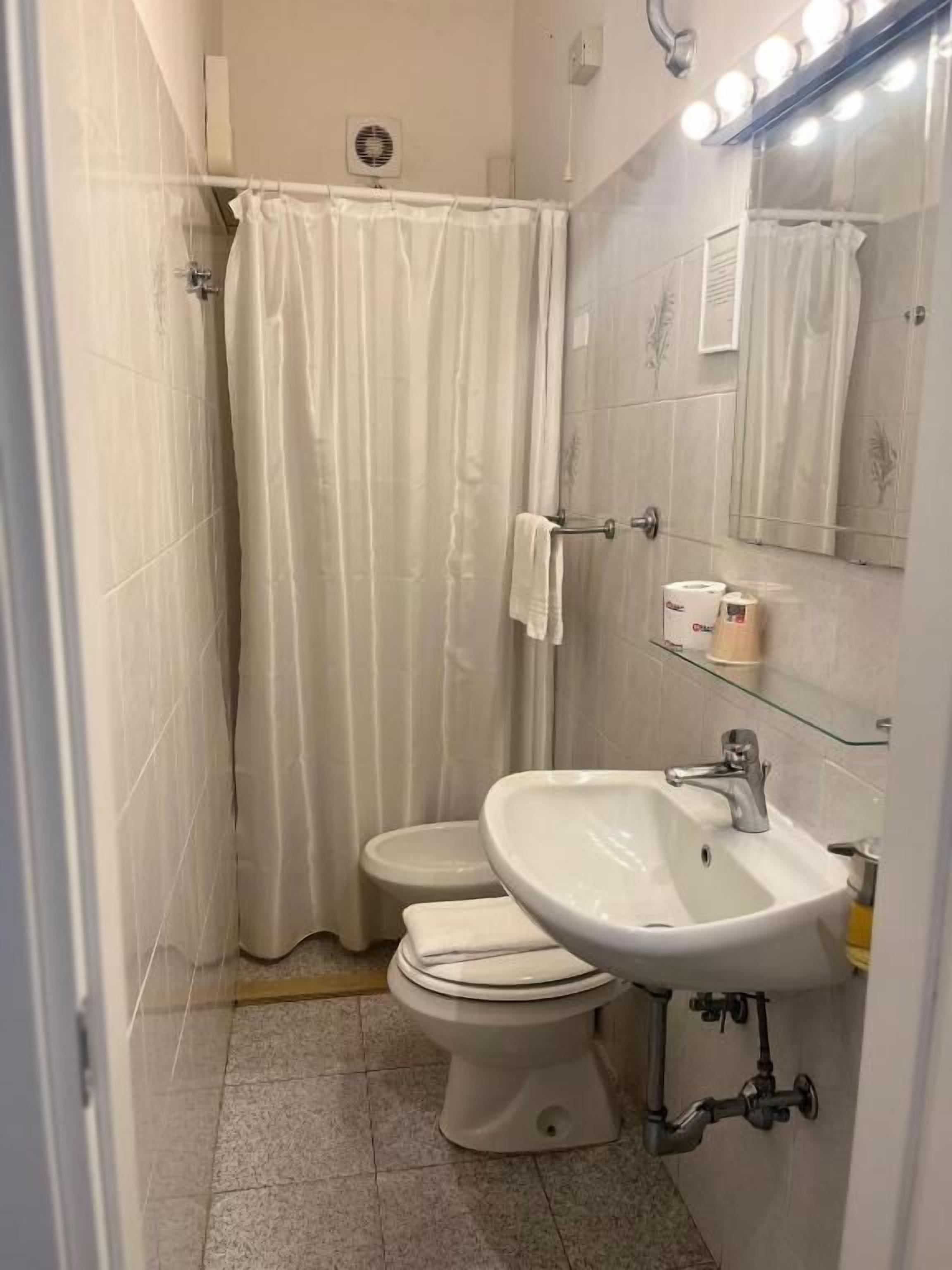 Chambre triple classique | Salle de bain | Douche, séchoir à cheveux, bidet, serviettes fournies