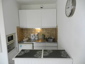Micro-ondes, plaque de cuisson, lave-vaisselle, cafetiĂšre/bouilloire